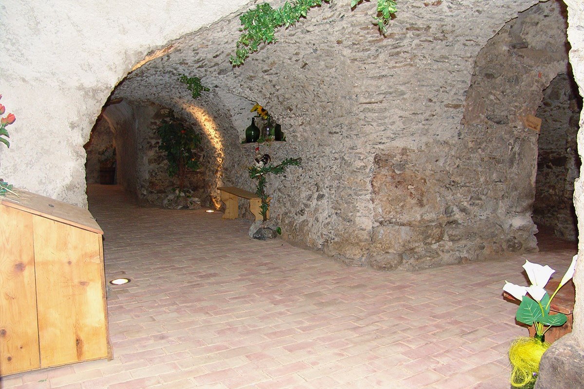 Gang zum Gewölbekeller — Hotel Crusch Alba
